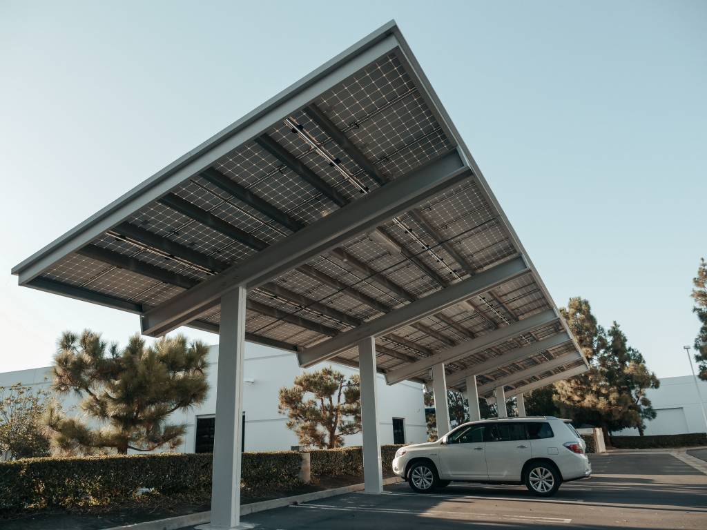Budget, permis, matériaux : tout savoir avant d’installer un carport chez soi